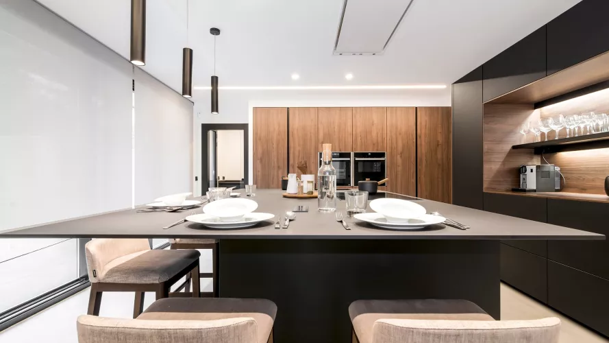 Cocina Santos negra y nogal con isla