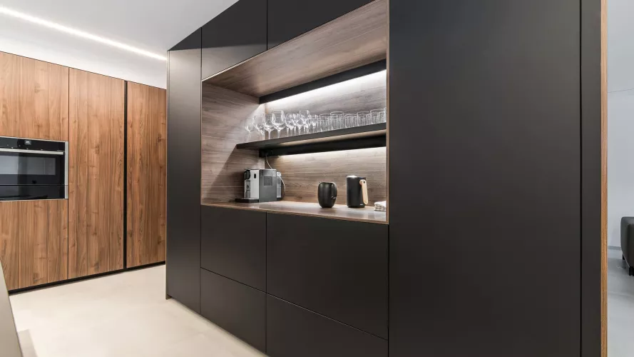 Cocina Santos muebles negros y nogal