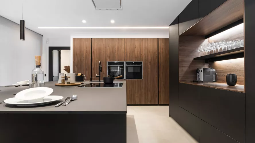 Cocina Santos negra y nogal con isla