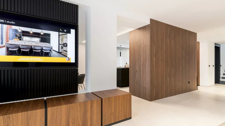 Cocina Santos negra y nogal con isla abierta al salón