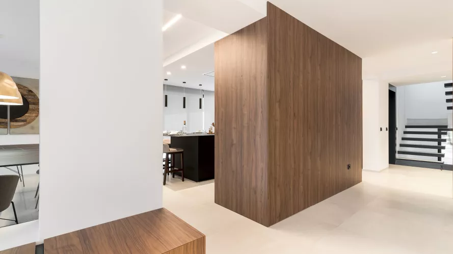 Cocina Santos negra y nogal con isla abierta al salón