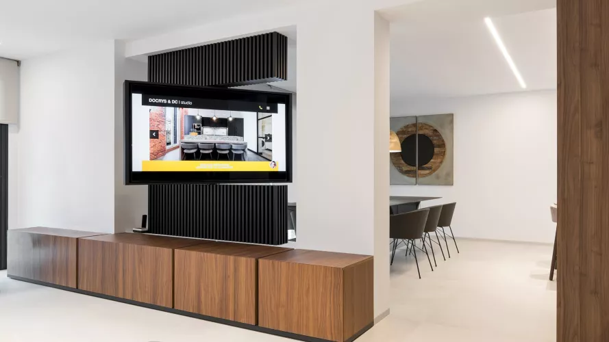 Cocina Santos negra y nogal con isla abierta al salón