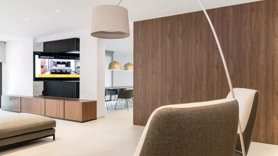 Cocina Santos negra y nogal con isla abierta al salón