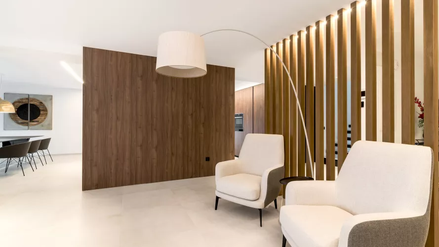 Cocina Santos negra y nogal con isla abierta al salón