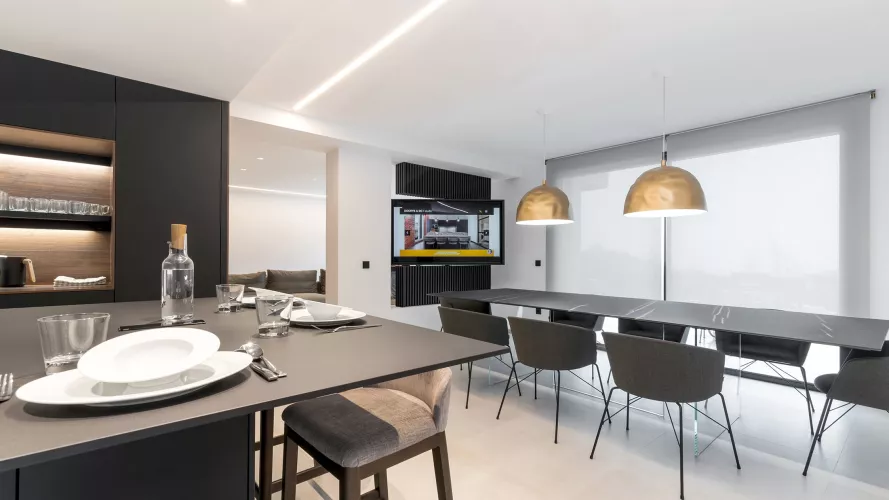 Cocina Santos negra y nogal con isla