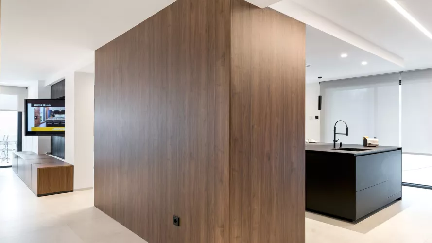 Cocina Santos negra y nogal con isla abierta al salón