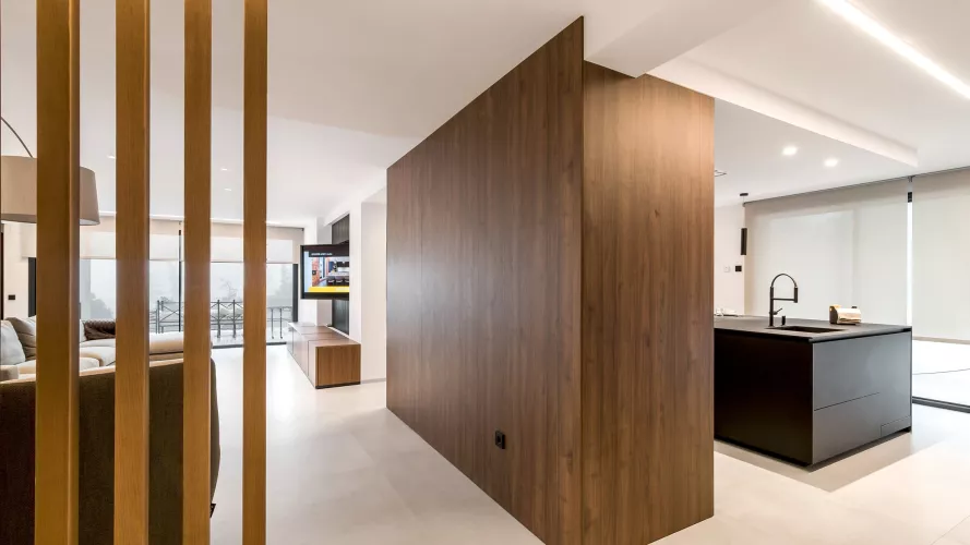 Cocina Santos negra y nogal con isla abierta al salón