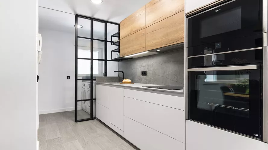 Cocina moderna con puertas correderas y acristaladas