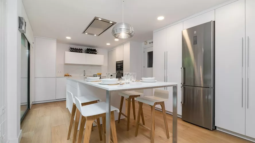 Cocina Santos blanca luminosa