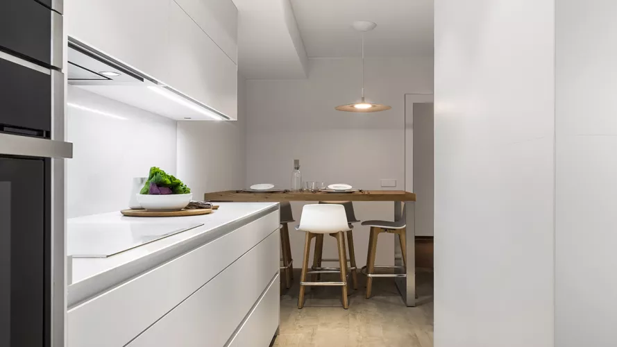 Cocina en Paralelo de color blanco