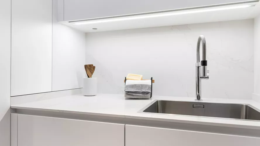 Cocina en Paralelo de color blanco