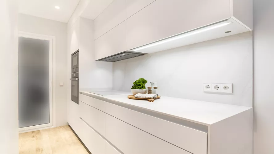Cocina en Paralelo de color blanco
