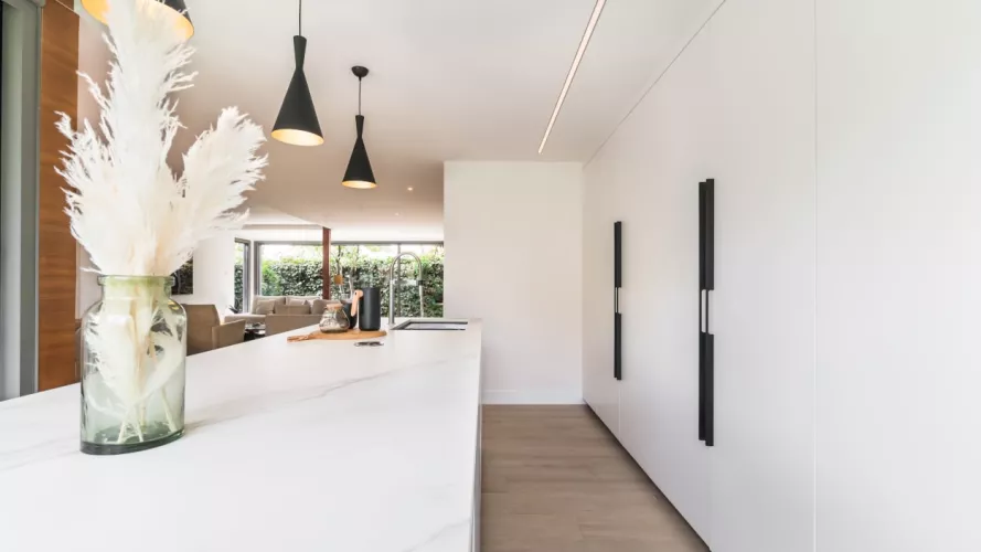 Cocina Santos blanca abierta al salón