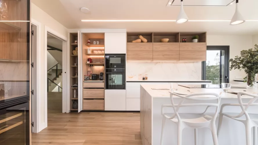 Cocina Santos blanca con columnas en olmo