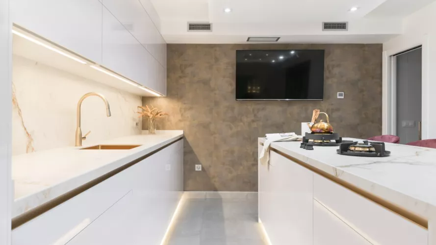 Cocina Santos blanca con detalles en dorado e iluminación led