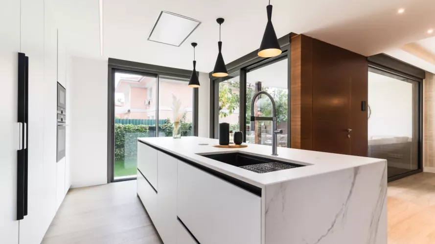 Cocina Santos blanca con isla abierta al salón