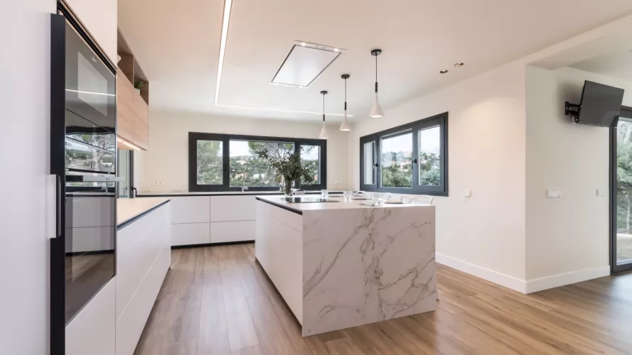 Cocina Santos blanca con isla central