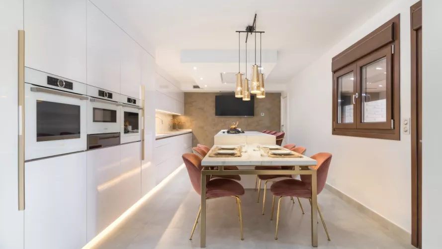 Cocina Santos blanca con isla y extensión mesa