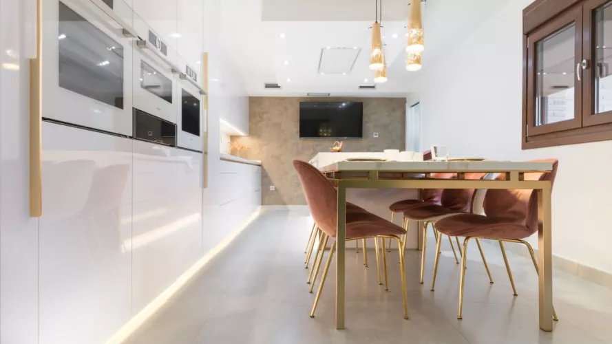 Cocina Santos blanca con tiradores en dorado