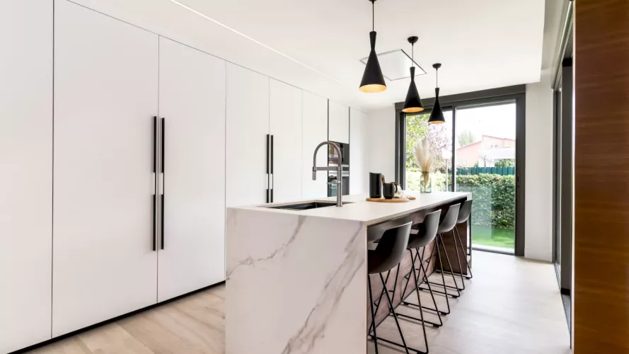 Cocina Santos blanca frente columnas isla central