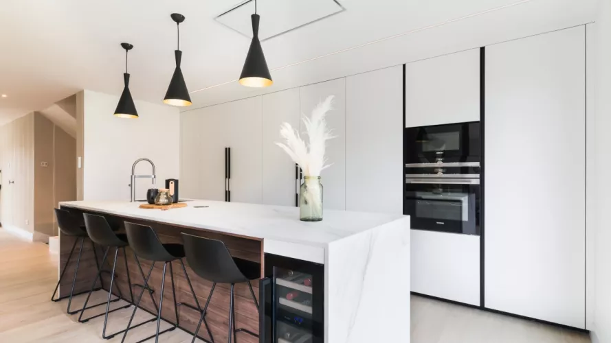 Cocina Santos blanca frente columnas