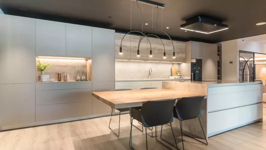 Cocina Santos blanca, gris y roble con isla y extensión mesa