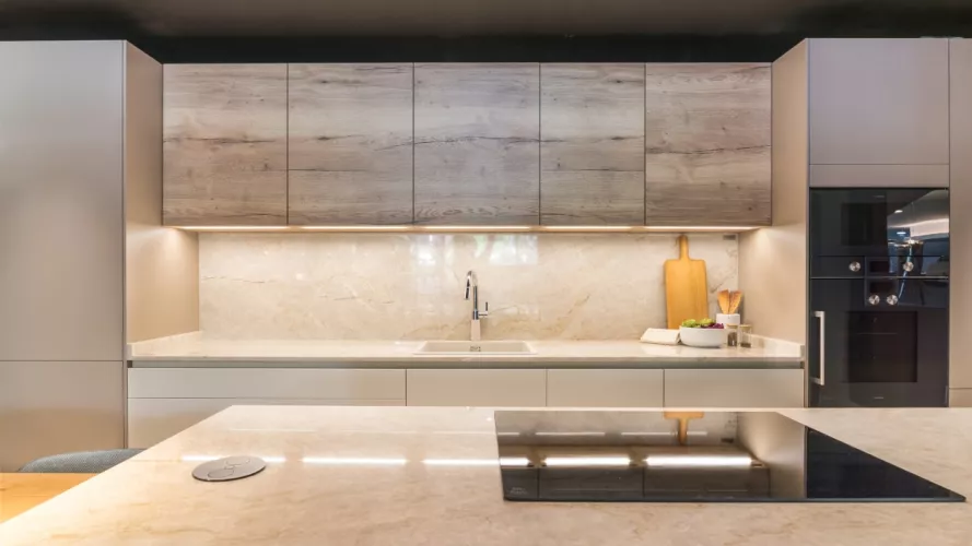 Cocina Santos blanca, gris y roble con isla