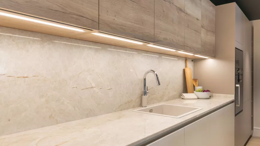 Cocina Santos blanca, gris y roble encimera levantina