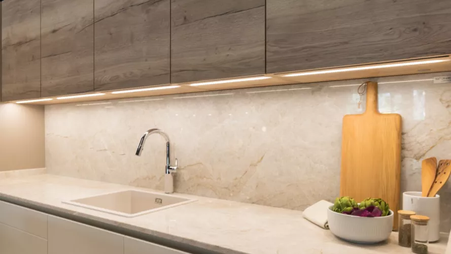 Cocina Santos blanca, gris y roble encimera levantina