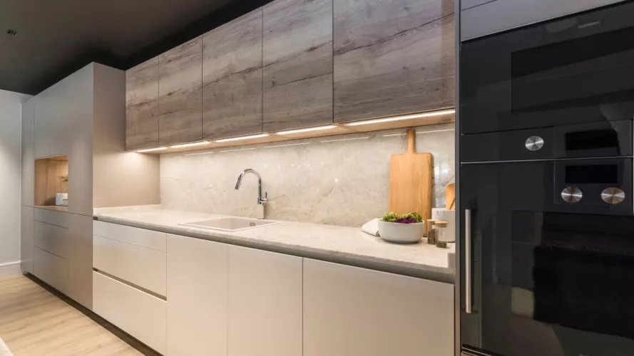 Cocina Santos blanca, gris y roble , frente muebles altos y bajos