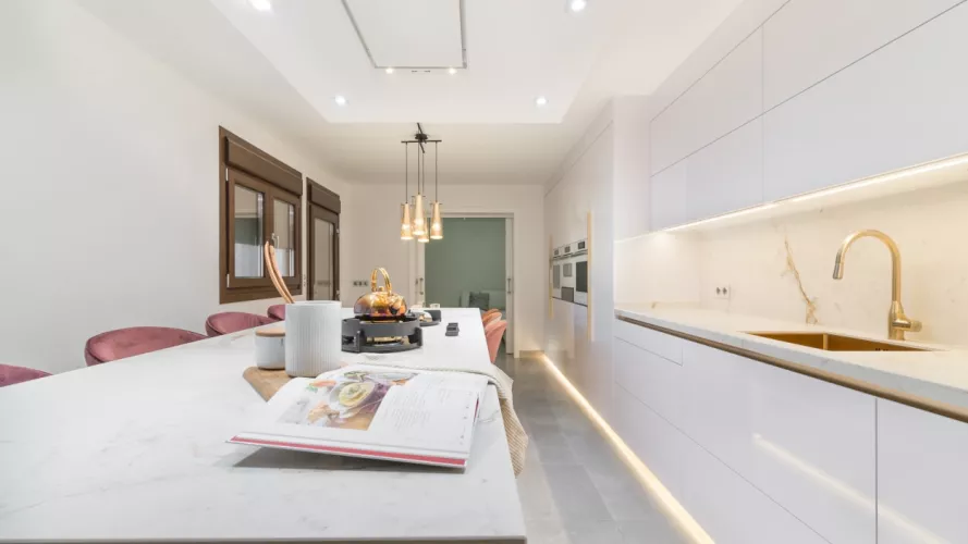 Cocina Santos blanca con iluminación led