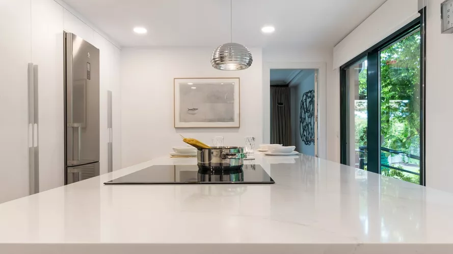 Cocina Santos blanca isla con encimera Silestone