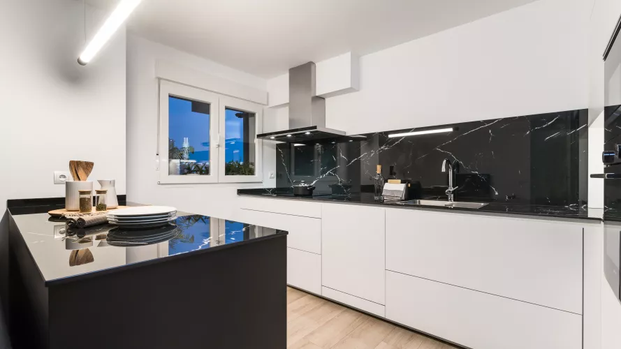 Cocina Santos Blanca y Negra con Península