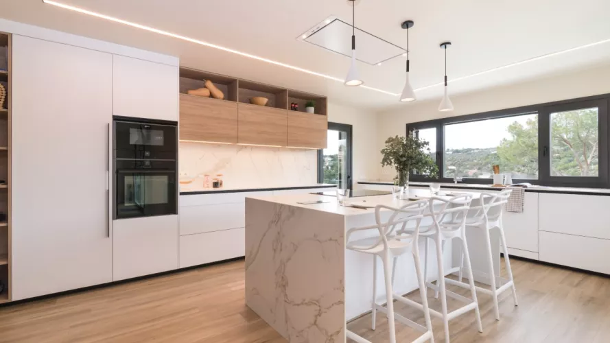 Cocina Santos blanca y olmo con isla y barra