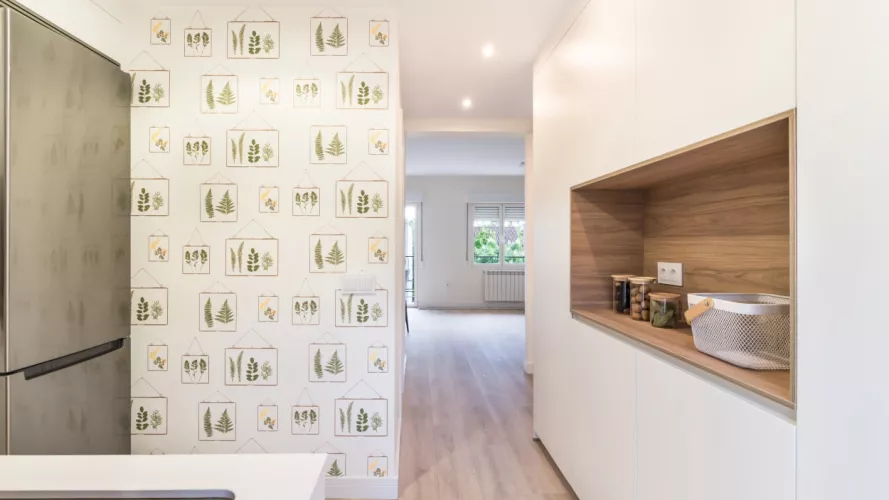 Cocina Santos blanca y madera abierta al salón