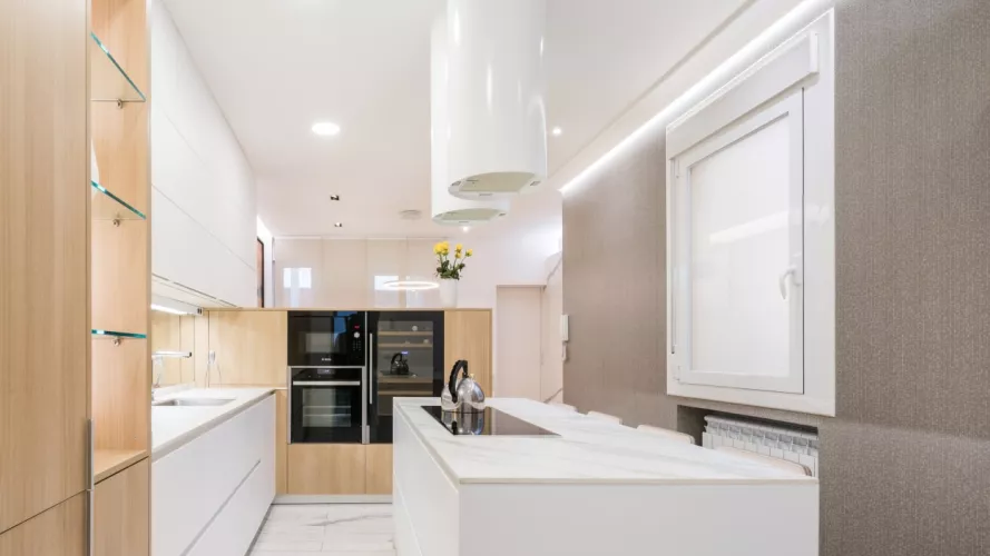 Cocina Santos blanca y madera con isla
