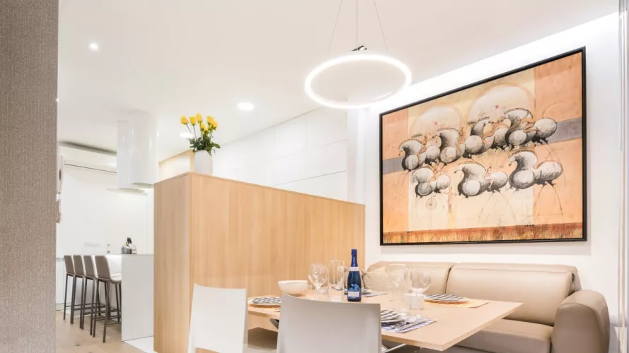 Cocina Santos blanca y madera con isla