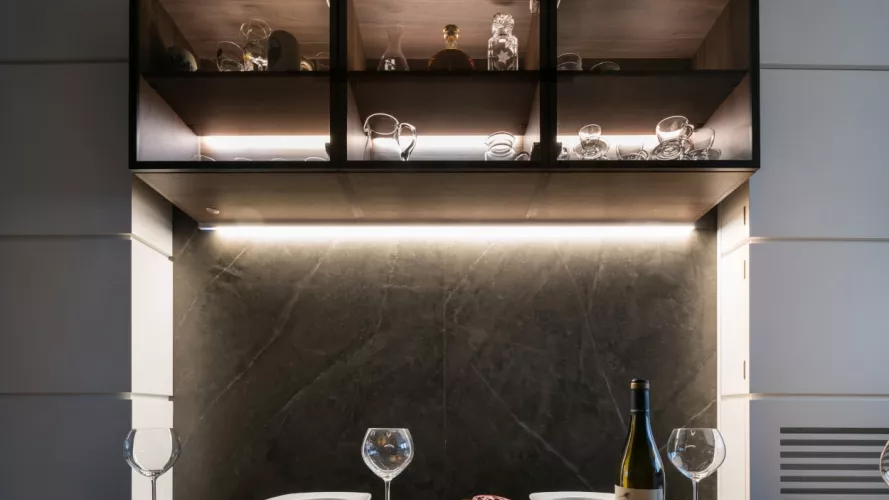 Cocina Santos blanca y madera con vitrinas Santos