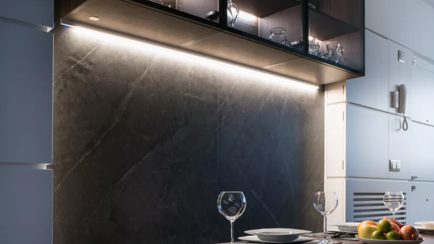 Cocina Santos blanca y madera con vitrinas Santos