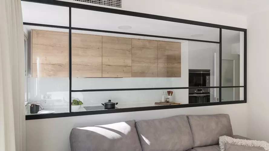 Cocina Santos blanca y madera en paralelo