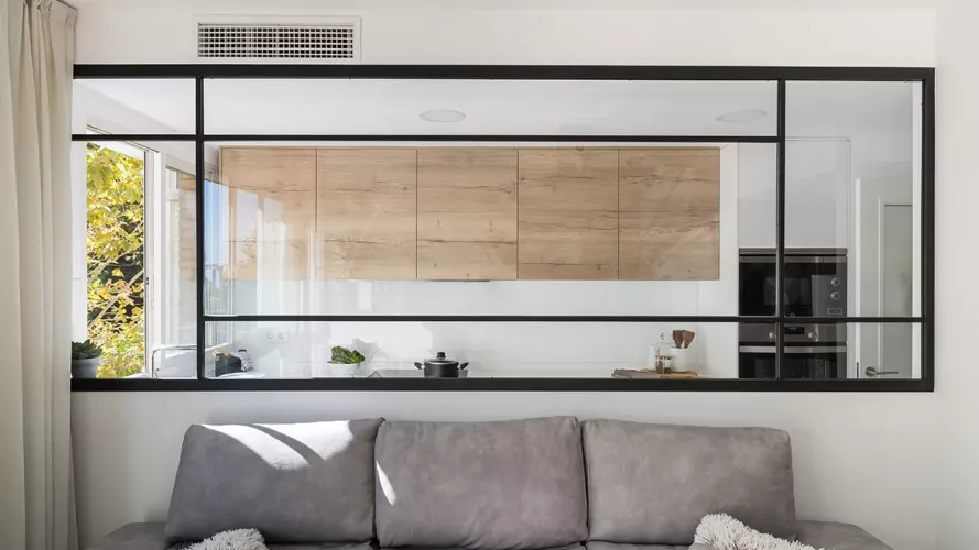 Cocina Santos blanca y madera en paralelo