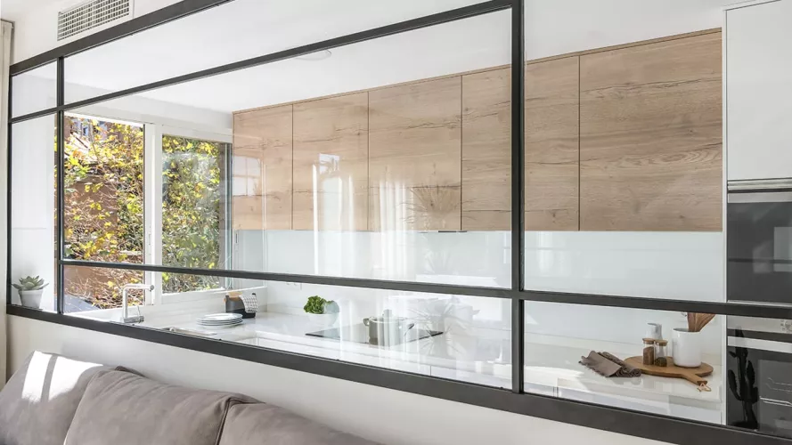 Cocina Santos blanca y madera en paralelo