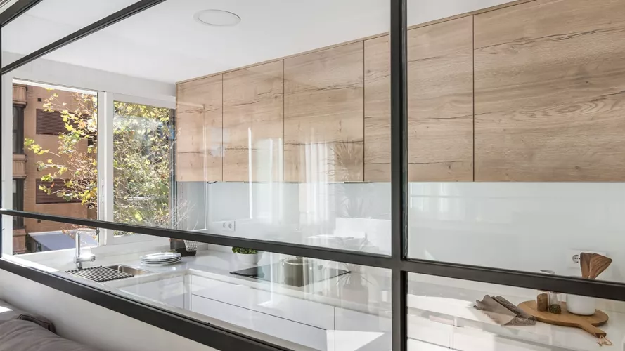 Cocina Santos blanca y madera en paralelo