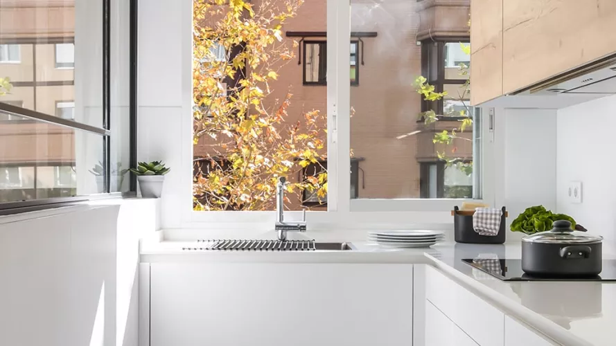 Cocina Santos blanca y madera en paralelo