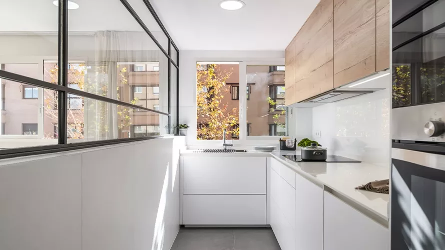 Cocina Santos blanca y madera en paralelo