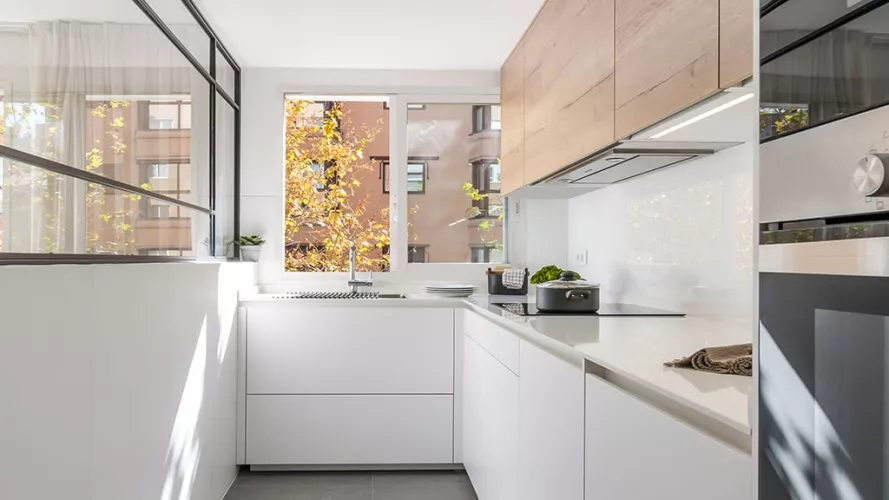 Cocina Santos blanca y madera en paralelo