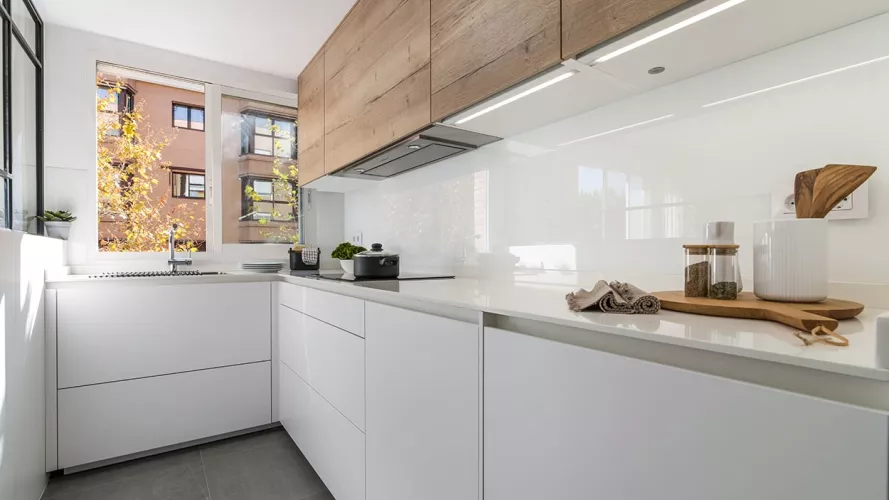 Cocina Santos blanca y madera en paralelo