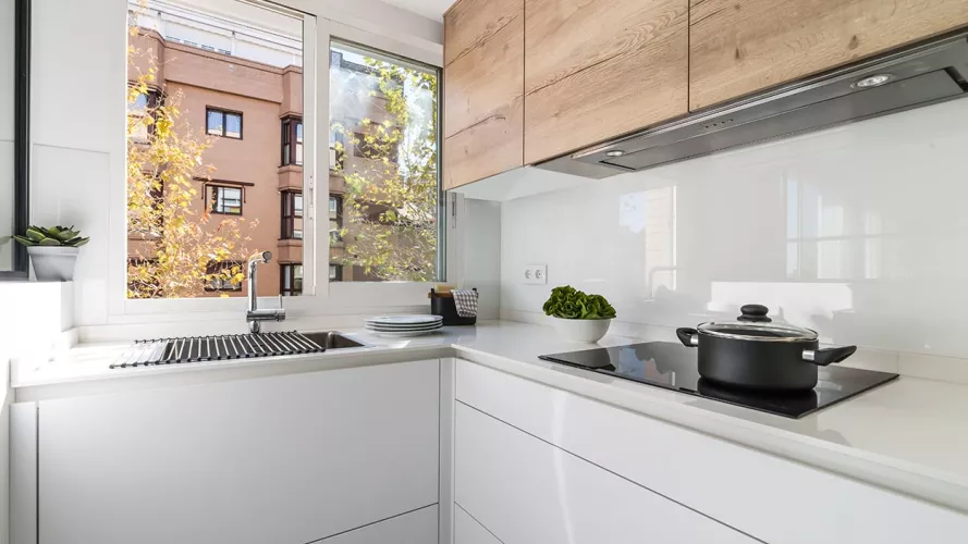 Cocina Santos blanca y madera en paralelo