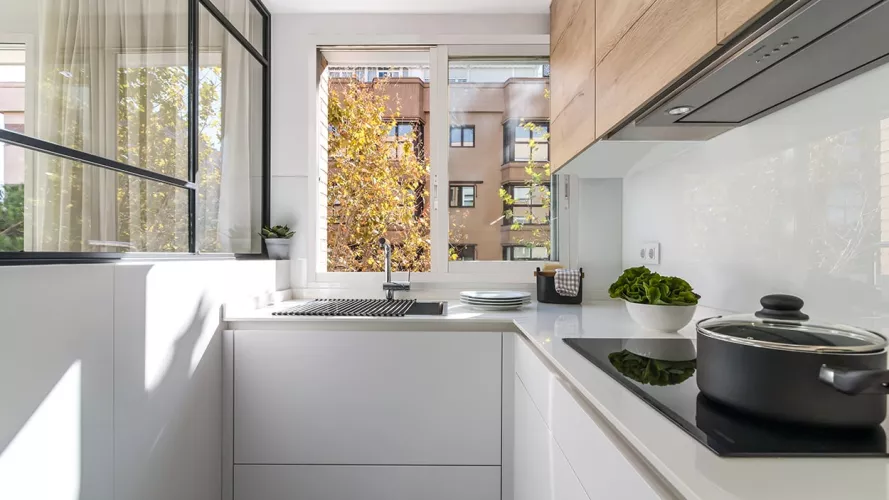 Cocina Santos blanca y madera en paralelo