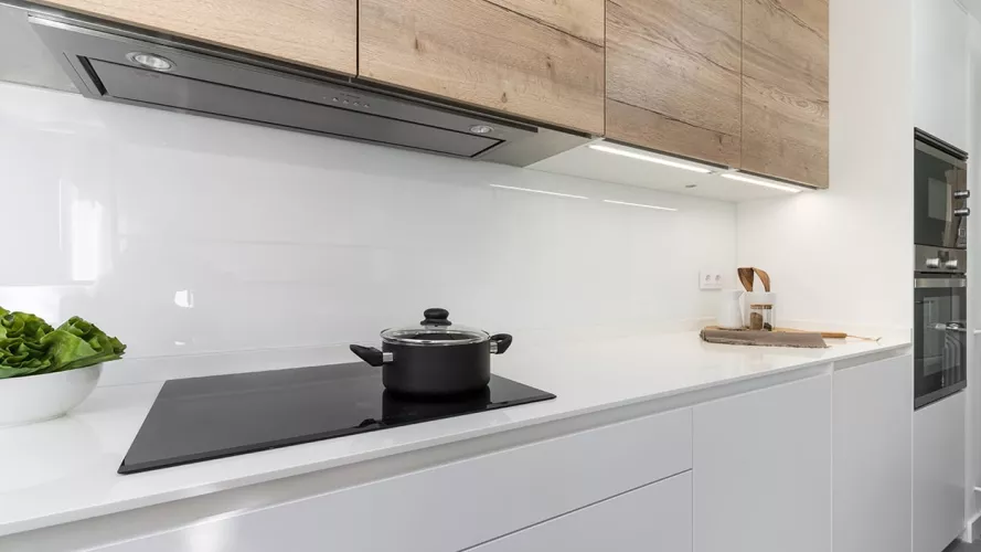 Cocina Santos blanca y madera en paralelo